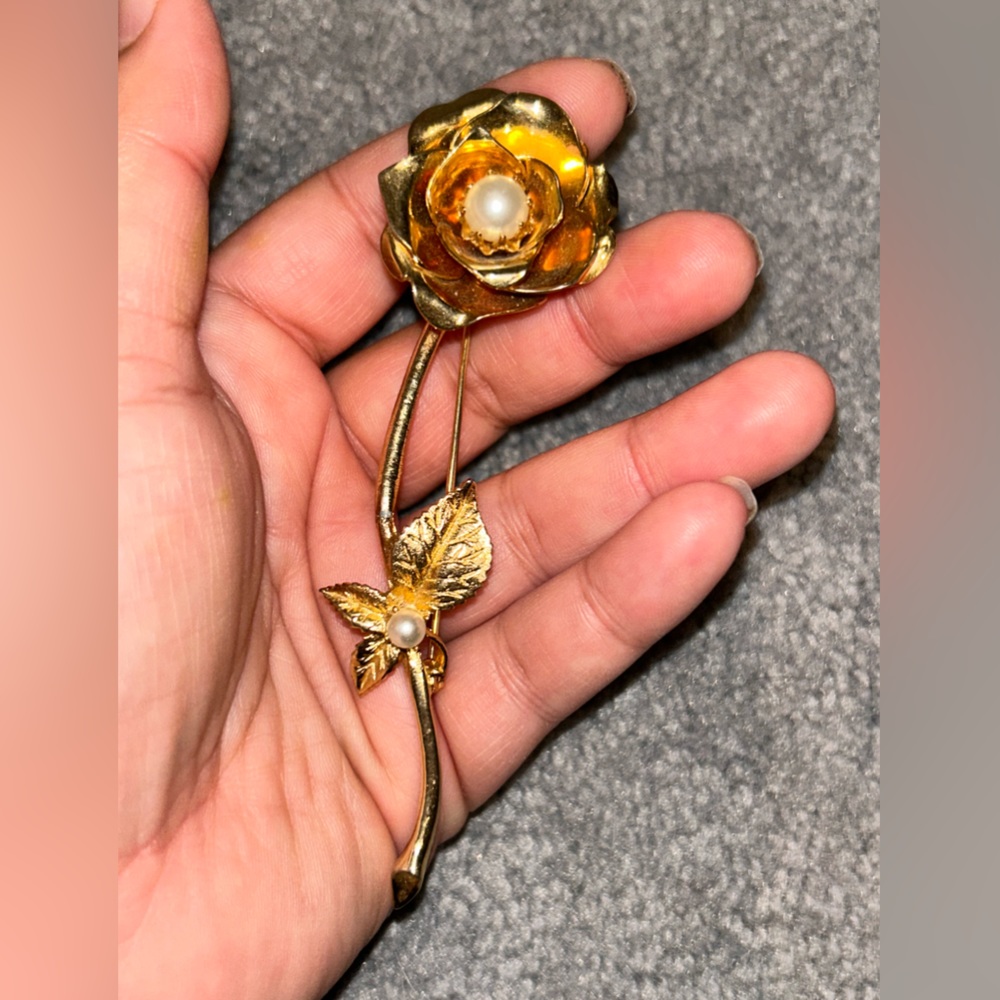 Gold tone pearl floral brooch